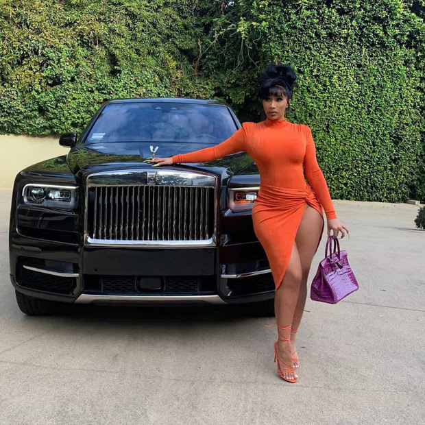 Cô cũng đặt riêng chiếc xe Rolls-Royce Cullinan màu đen vào dịp sinh nhật có giá 330 nghìn đô (7,5 tỷ đồng).