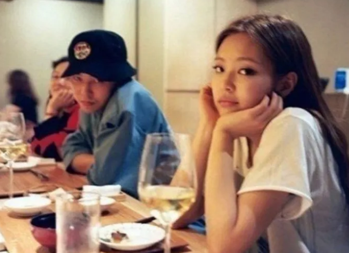 G-Dragon đến thăm Jennie ở phim trường, lộ luôn mối quan hệ hậu tin đồn hẹn hò - Ảnh 4