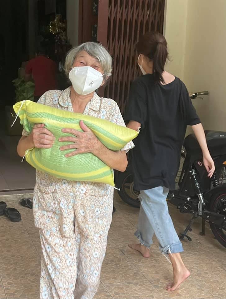 Làm từ thiện cùng mẹ, con gái Phương Thanh vác 20kg gạo - Ảnh 5
