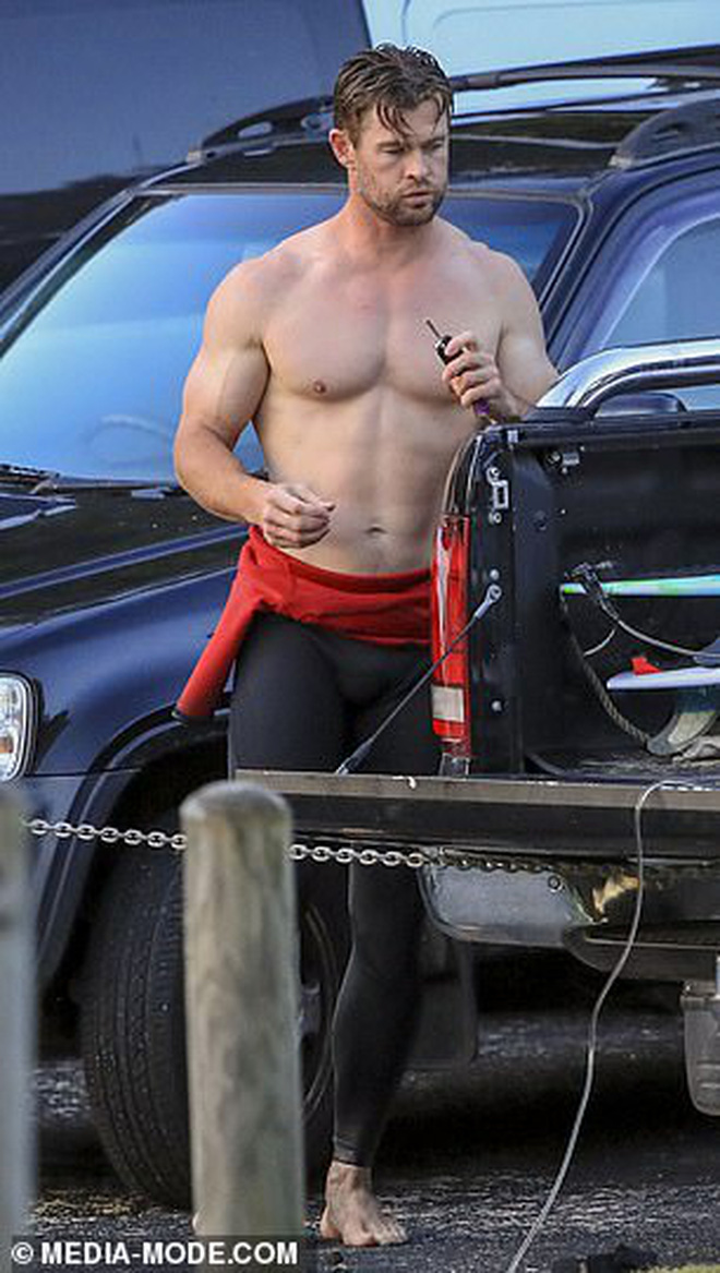 Đưa con đi biển, 'thần Thor' Chris Hemsworth chiếm sóng với body như tượng tạc - Ảnh 1