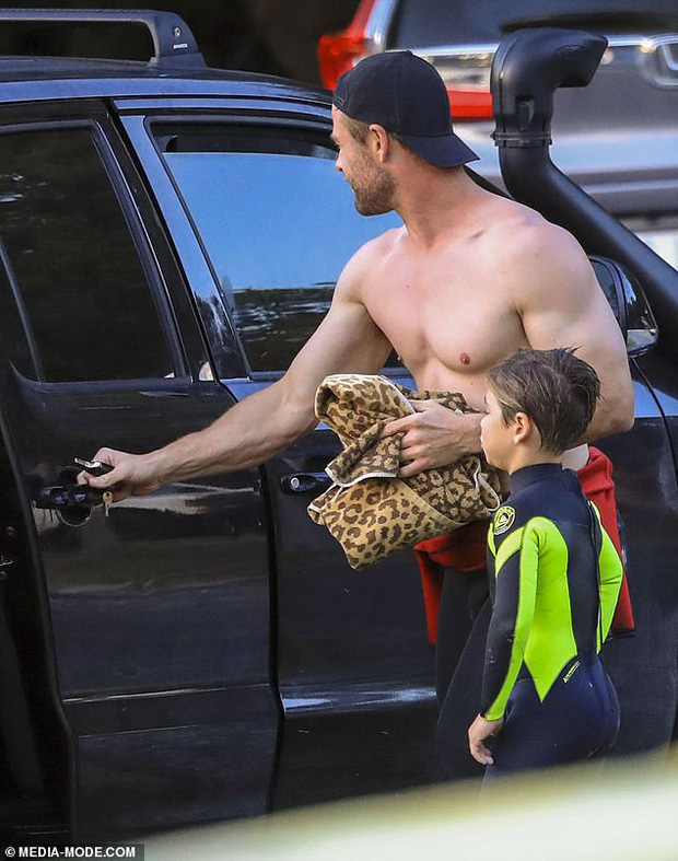 Đưa con đi biển, 'thần Thor' Chris Hemsworth chiếm sóng với body như tượng tạc - Ảnh 7