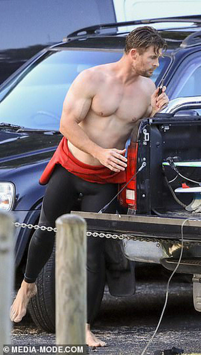 Đưa con đi biển, 'thần Thor' Chris Hemsworth chiếm sóng với body như tượng tạc - Ảnh 2