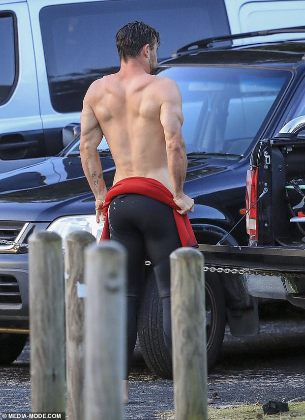Đưa con đi biển, 'thần Thor' Chris Hemsworth chiếm sóng với body như tượng tạc - Ảnh 3