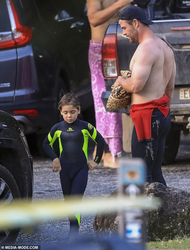 Đưa con đi biển, 'thần Thor' Chris Hemsworth chiếm sóng với body như tượng tạc - Ảnh 4
