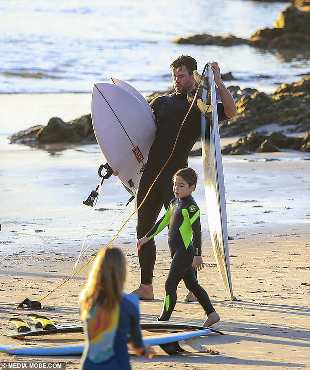 Đưa con đi biển, 'thần Thor' Chris Hemsworth chiếm sóng với body như tượng tạc - Ảnh 8