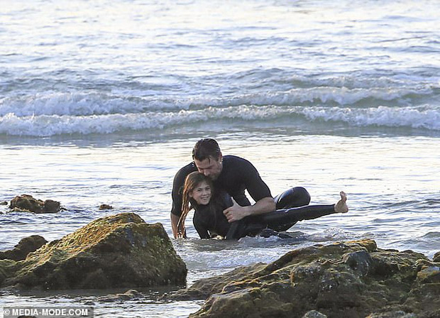 Đưa con đi biển, 'thần Thor' Chris Hemsworth chiếm sóng với body như tượng tạc - Ảnh 9