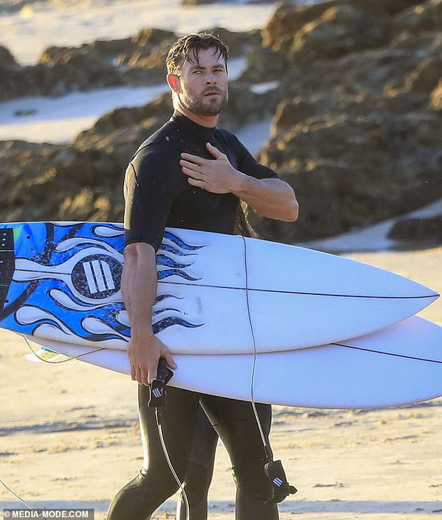 Đưa con đi biển, 'thần Thor' Chris Hemsworth chiếm sóng với body như tượng tạc - Ảnh 6
