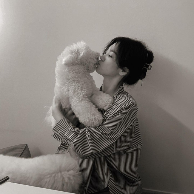 Song Hye Kyo tung ảnh đời thường, nhan sắc tuổi U40 tiếp tục là tâm điểm - Ảnh 1