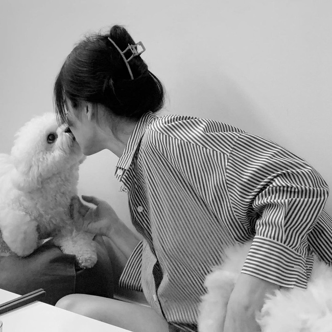 Song Hye Kyo tung ảnh đời thường, nhan sắc tuổi U40 tiếp tục là tâm điểm - Ảnh 2