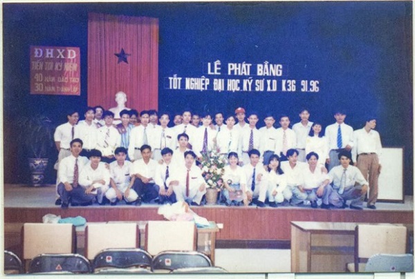 Lễ Tốt nghiệp của lớp Kỹ sư xây dựng, ĐH Hà Nội năm 1996.