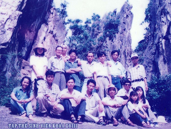 Một buổi thăm quan của sinh viên lớp Địa chất K18 trường Đại học Huế (1994-1998).