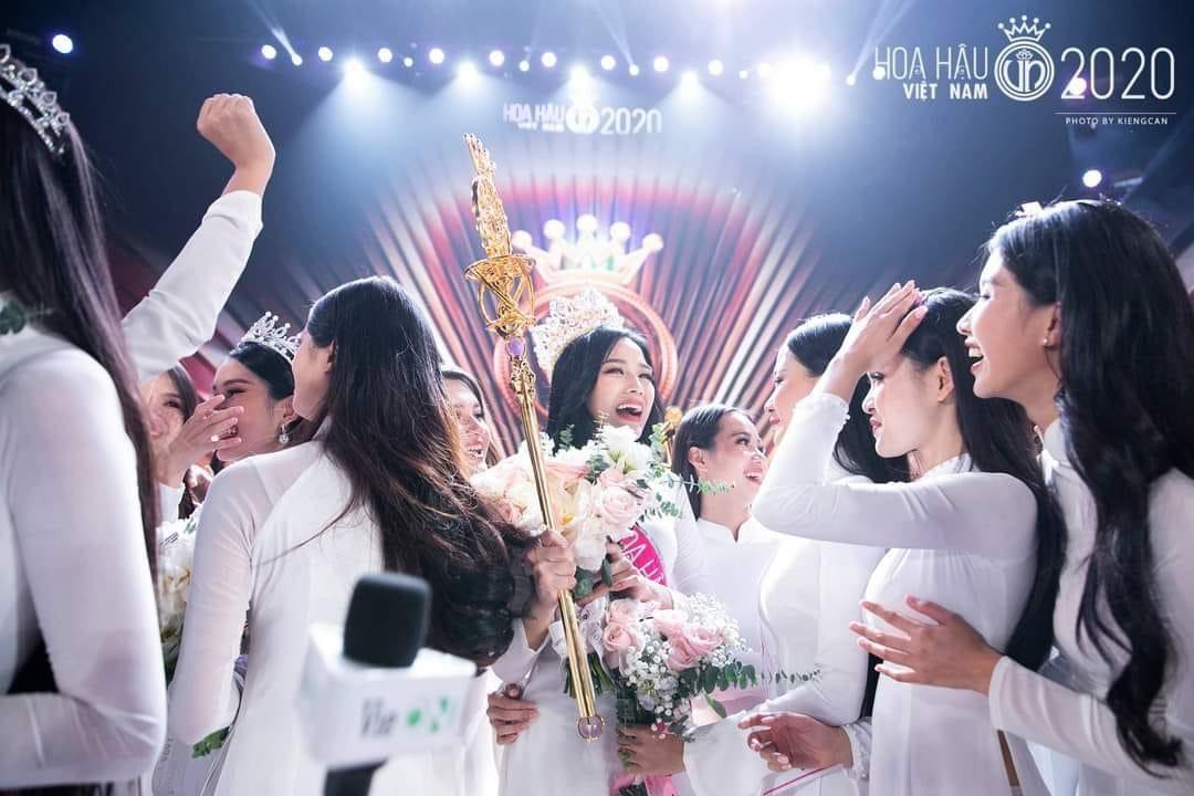 Nhìn lại loạt khoảnh khắc đăng quang của Hoa hậu Đỗ Thị Hà gần 1 năm trước - Ảnh 9