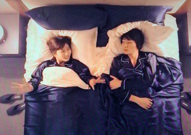 Nhật Bản làm show truyền hình cho idol nam ngủ chung với fan nữ - Ảnh 5