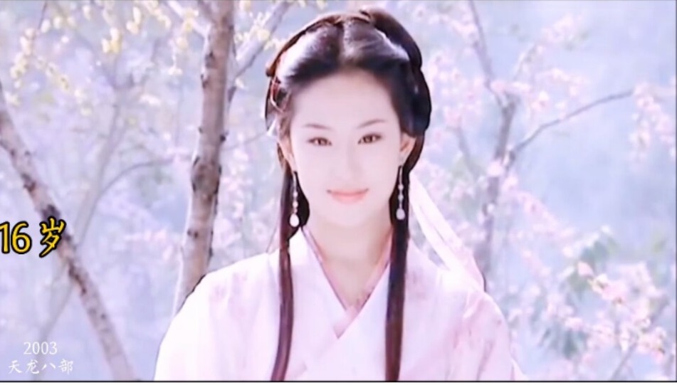 16 tuổi, Lưu Diệc Phi đã là 'thần tiên tỷ tỷ', cô góp mặt trong bộ phim Thiên long bát bộ.