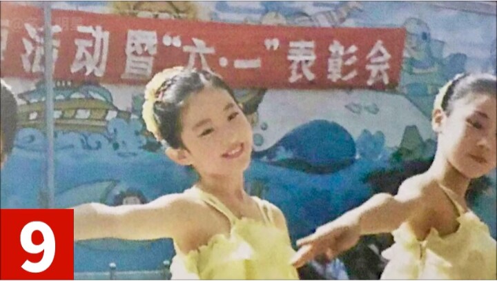 Năm 9 tuổi, Diệc Phi xinh xắn trong bộ đồng phục tham gia múa hát tại trường.