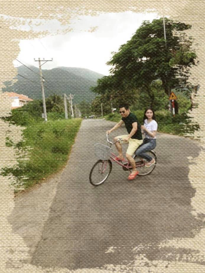 Loạt ảnh của Ngọc Trinh - Vũ Khắc Tiệp thời còn đèo nhau trên xe đạp - Ảnh 1
