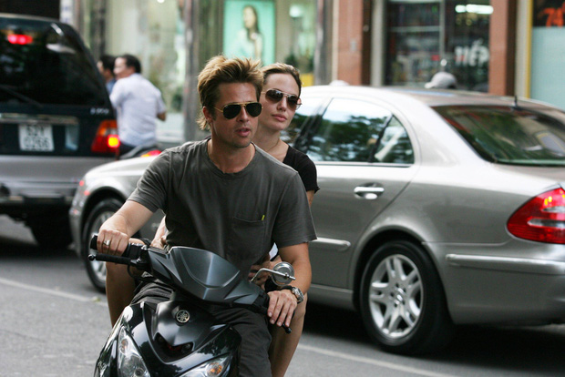 Loạt ảnh Brad Pitt - Angelina Jolie lái xe máy, đi dép lê tại Việt Nam gây sốt trở lại - Ảnh 3