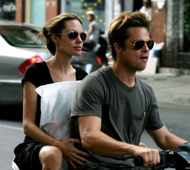 Loạt ảnh Brad Pitt - Angelina Jolie lái xe máy, đi dép lê tại Việt Nam gây sốt trở lại - Ảnh 4