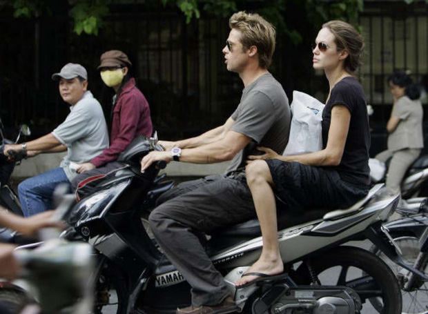 Loạt ảnh Brad Pitt - Angelina Jolie lái xe máy, đi dép lê tại Việt Nam gây sốt trở lại - Ảnh 5