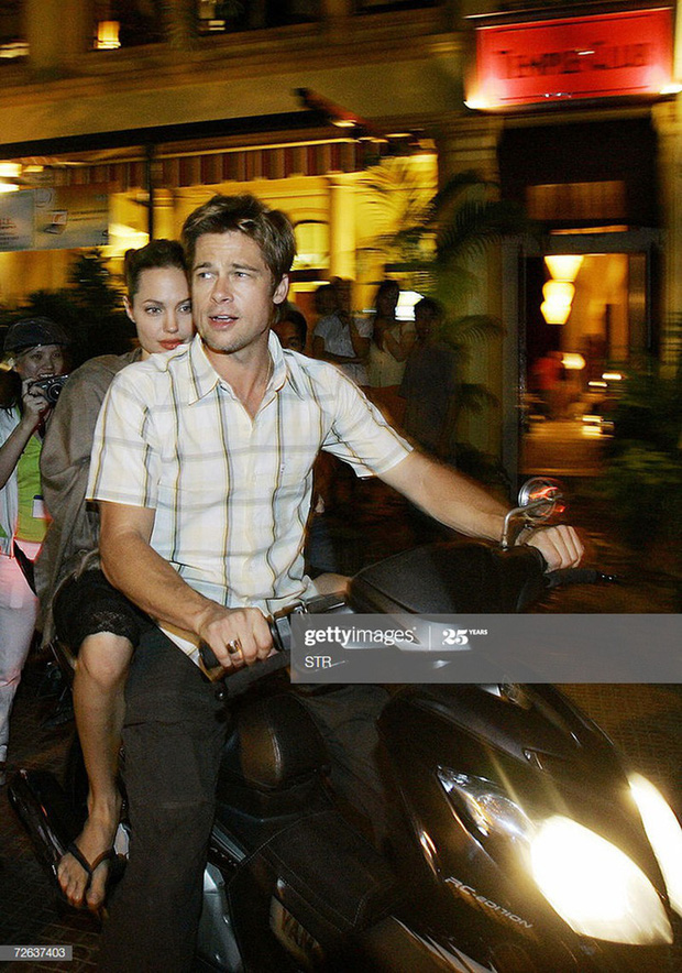 Loạt ảnh Brad Pitt - Angelina Jolie lái xe máy, đi dép lê tại Việt Nam gây sốt trở lại - Ảnh 6