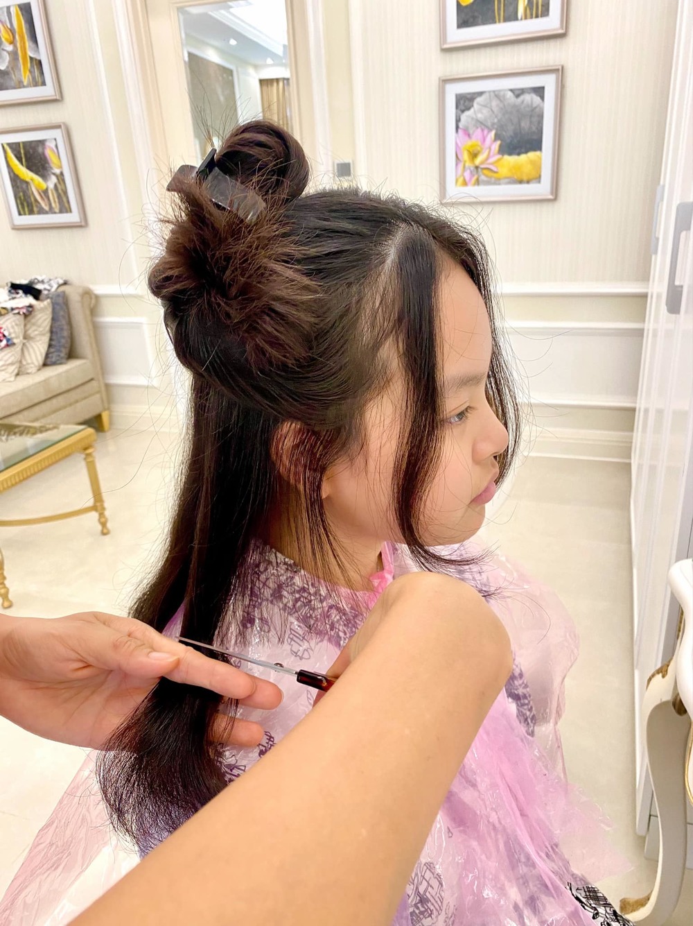 Siêu mẫu Thúy Hạnh cắt tóc cho con gái, kết quả như bước ra từ salon 'xịn' - Ảnh 2