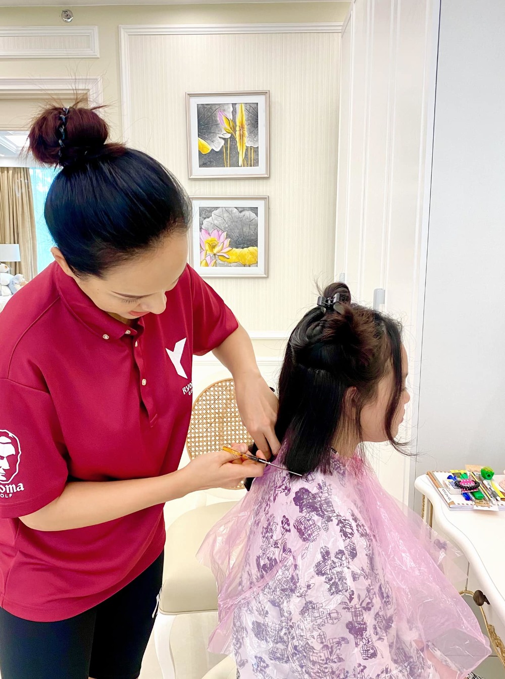Siêu mẫu Thúy Hạnh cắt tóc cho con gái, kết quả như bước ra từ salon 'xịn' - Ảnh 1