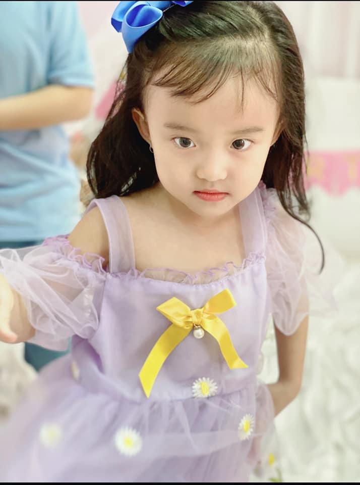 Con gái Vy Oanh mặc váy được mẹ cắt may từ đồ cũ trong ngày sinh nhật - Ảnh 2
