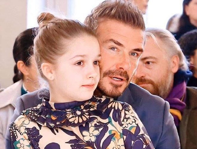 David Beckham và gái út Harper bị lu mờ trước đôi chân của Victoria  - Ảnh 3