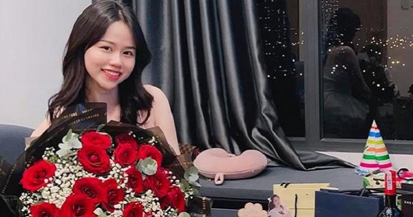 Tình cũ Quang Hải khoe nhan sắc xinh đẹp trong ngày sinh nhật, nhận toàn quà xịn