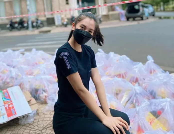 Rũ bỏ hình ảnh Hoa hậu, Tiểu Vy hóa lực sĩ vác thực phẩm cho người dân - Ảnh 7