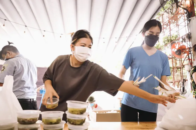 Rũ bỏ hình ảnh Hoa hậu, Tiểu Vy hóa lực sĩ vác thực phẩm cho người dân - Ảnh 8