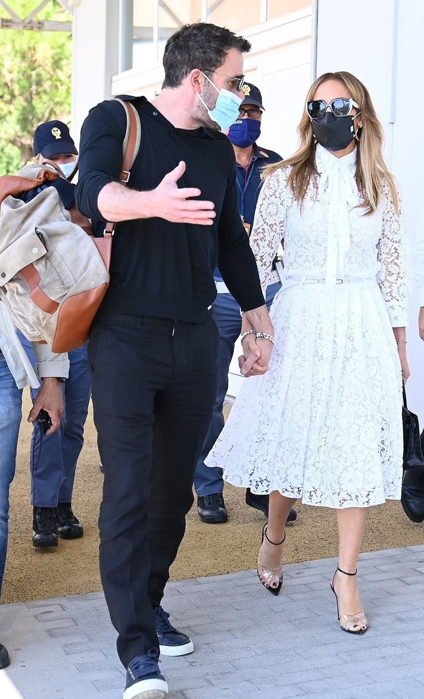 Jennifer Lopez và Ben Affleck quấn quít nhau không rời tại Venice - Ảnh 5