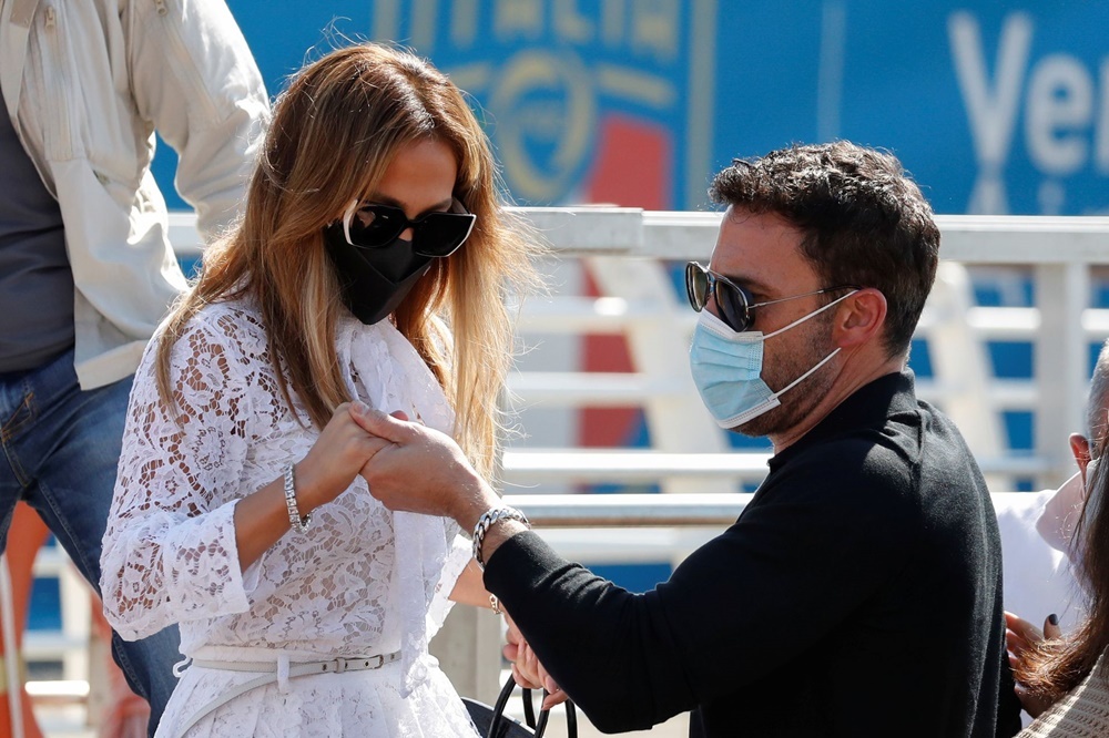 Jennifer Lopez và Ben Affleck quấn quít nhau không rời tại Venice - Ảnh 4
