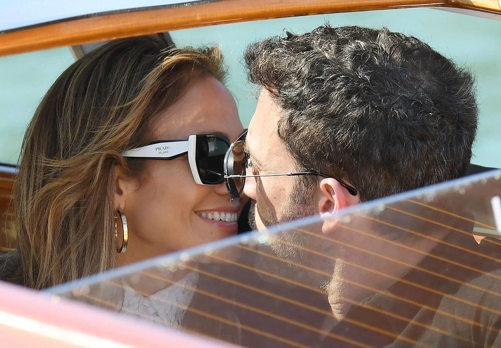 Jennifer Lopez và Ben Affleck quấn quít nhau không rời tại Venice - Ảnh 7