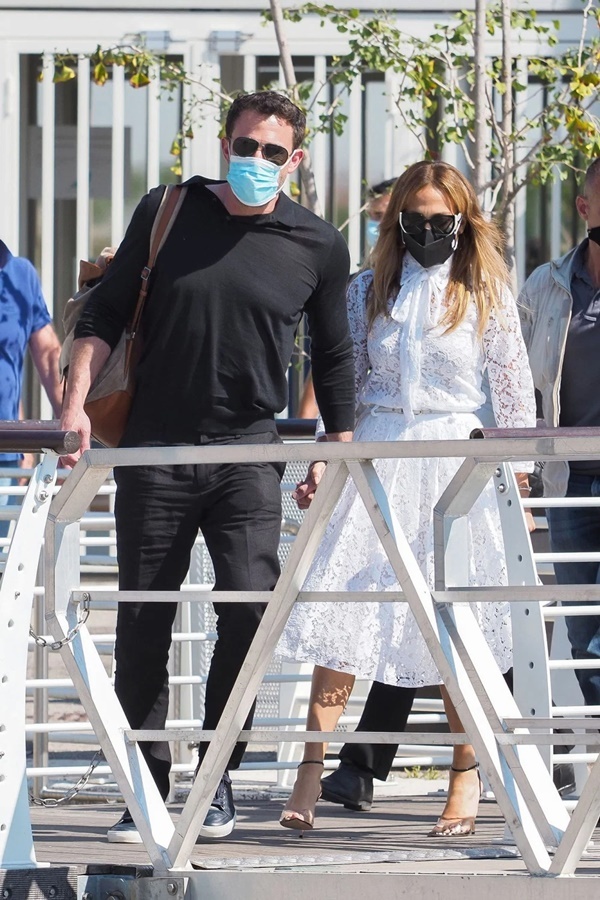 Jennifer Lopez và Ben Affleck quấn quít nhau không rời tại Venice - Ảnh 1