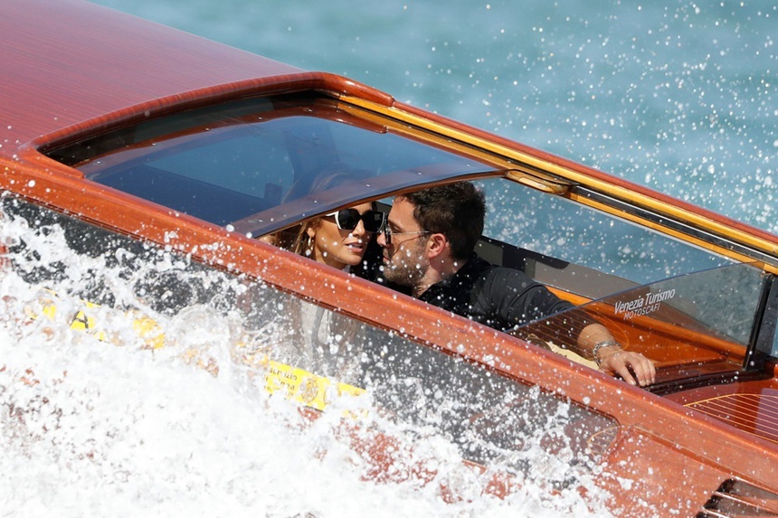 Jennifer Lopez và Ben Affleck quấn quít nhau không rời tại Venice - Ảnh 6