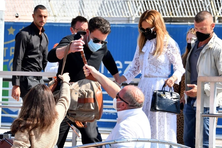 Jennifer Lopez và Ben Affleck quấn quít nhau không rời tại Venice - Ảnh 3