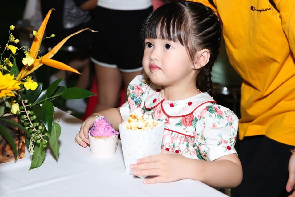 Con gái 4 tuổi của Đặng Thu Thảo đã xinh còn khéo, làm cả kem tặng mẹ - Ảnh 3