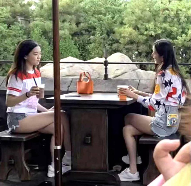 Con gái 15 tuổi của Vương Phi diện túi hiệu 100 triệu đi cafe với bạn - Ảnh 1