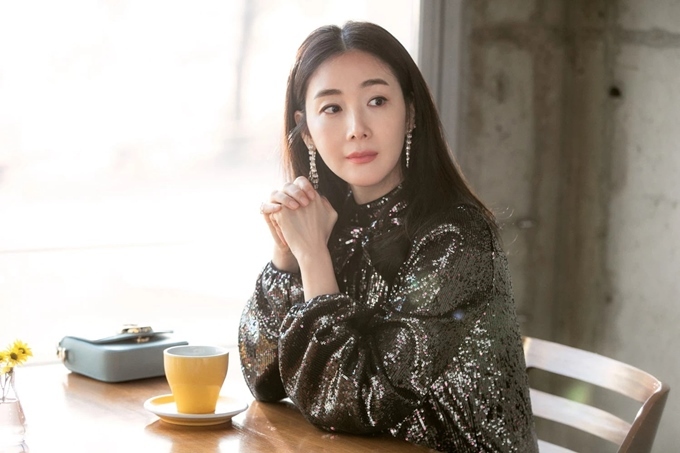 Choi Ji Woo đi giầy hồng mặc quần xanh tạo dáng xì tin ở tuổi 46 - Ảnh 2