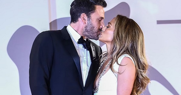 Lần đầu đi thảm đỏ hậu tái hợp, Ben Affleck liên tục ôm hôn Jennifer Lopez 
