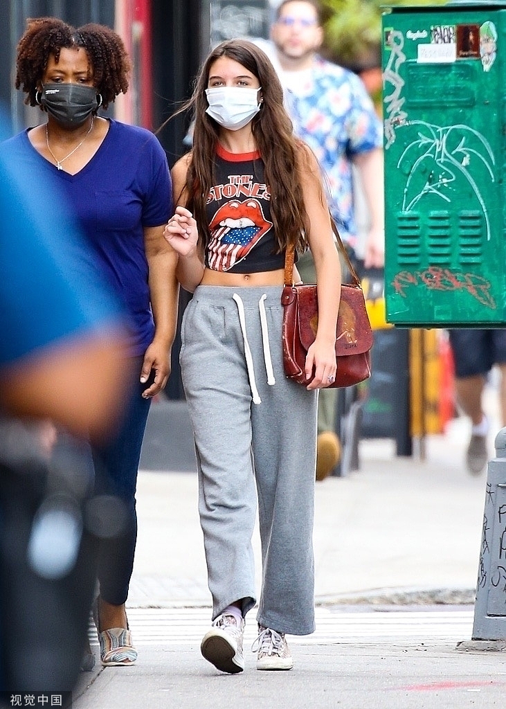'Công chúa Hollywood' Suri Cruise mặc áo ba lỗ quần chun xuống phố  - Ảnh 5