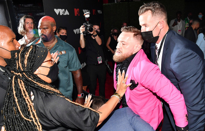 Conor McGregor đánh nhau với bạn trai Megan Fox trên thảm đỏ - Ảnh 4