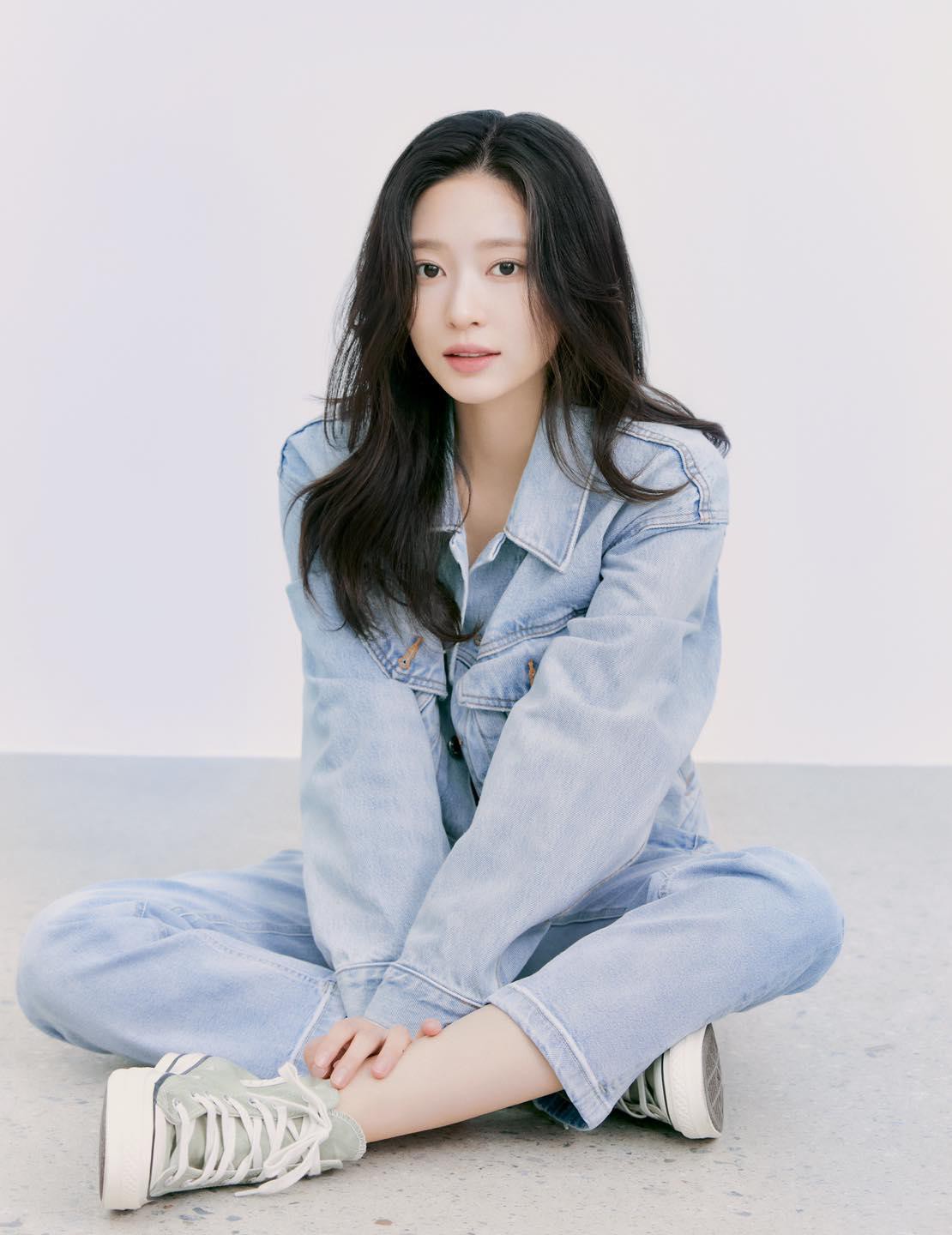 'Bản sao Tzuyu' Kim Min Ju tung bộ ảnh profile đơn giản mà đẹp xuất thần - Ảnh 1