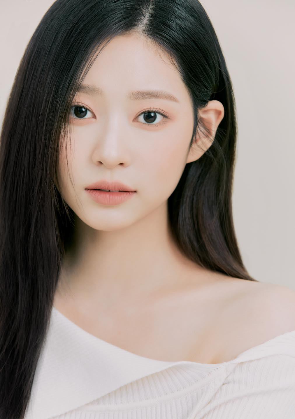 'Bản sao Tzuyu' Kim Min Ju tung bộ ảnh profile đơn giản mà đẹp xuất thần - Ảnh 6