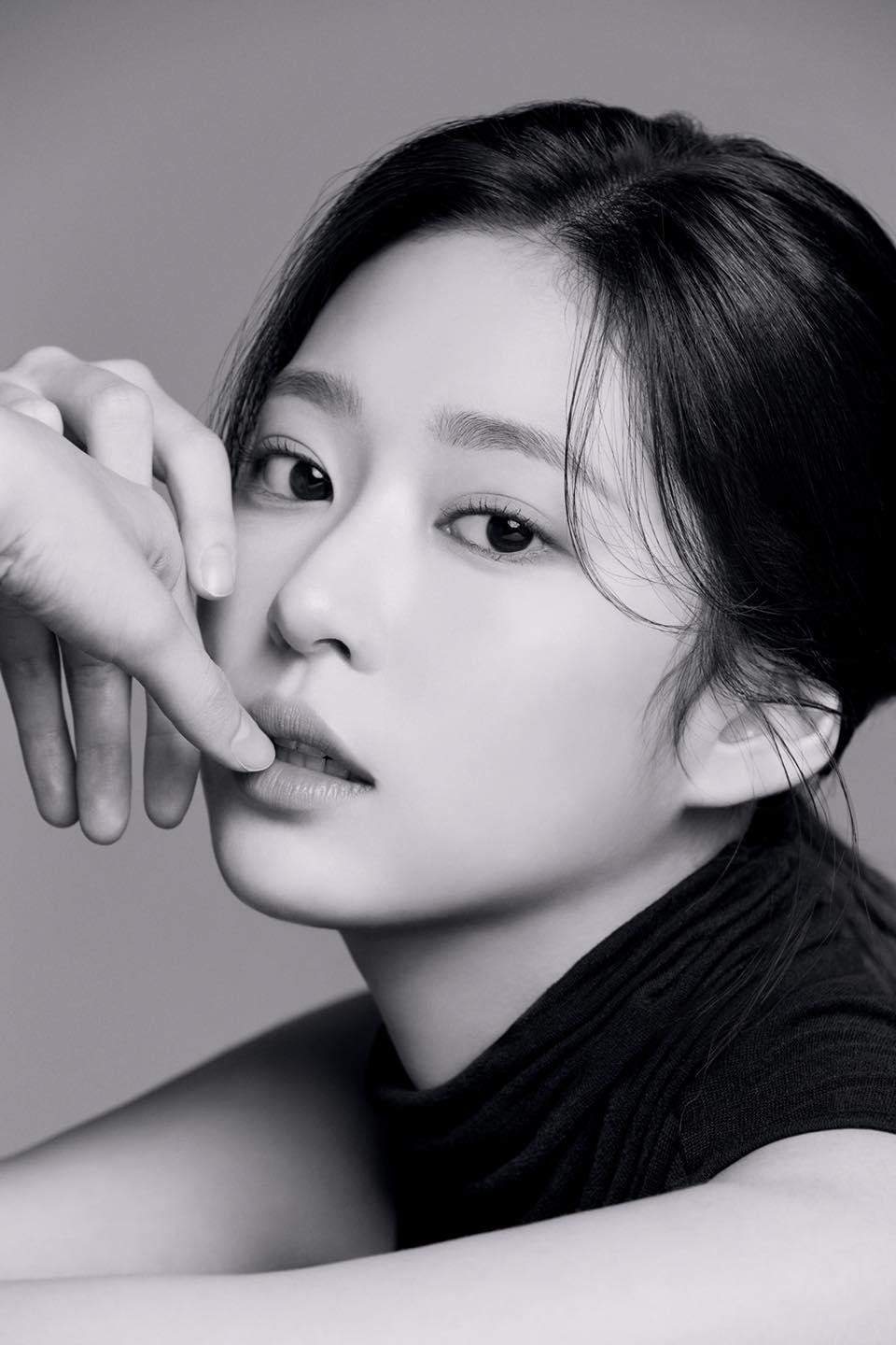 'Bản sao Tzuyu' Kim Min Ju tung bộ ảnh profile đơn giản mà đẹp xuất thần - Ảnh 8