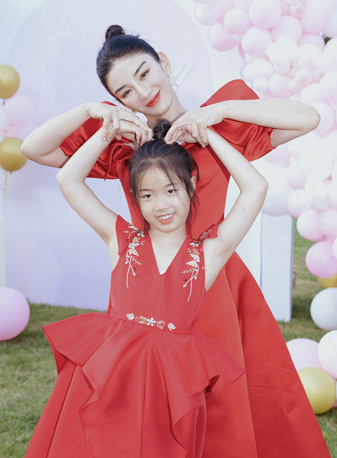 Huỳnh Dịch tung bộ ảnh chụp cùng con gái nhưng nhìn như 2 chị em ở tuổi 44 - Ảnh 2