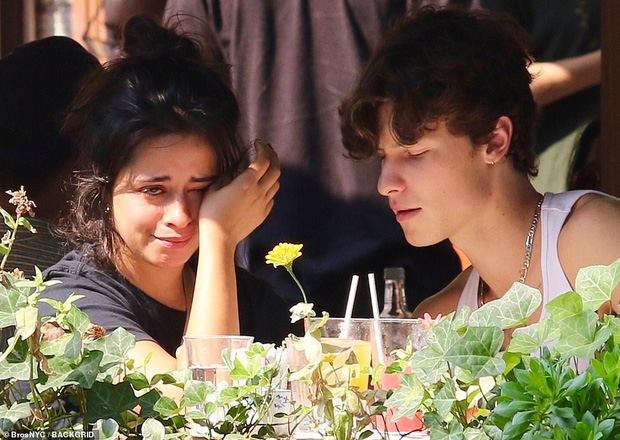 Camila bật khóc tại quán ăn, hành động dỗ dành của Shawn bão mạng - Ảnh 1