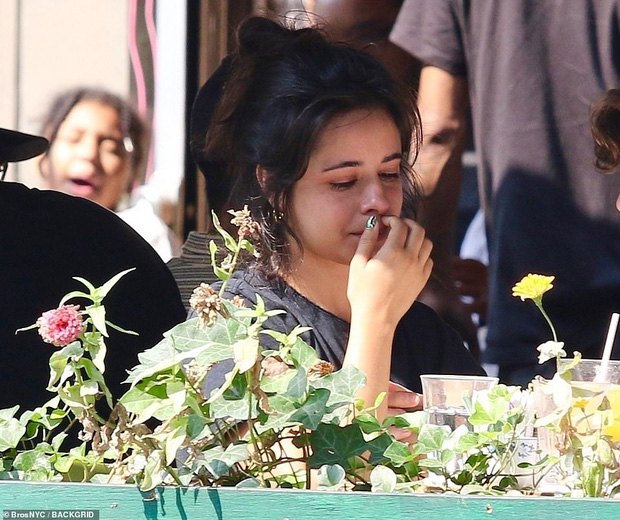 Camila bật khóc tại quán ăn, hành động dỗ dành của Shawn bão mạng - Ảnh 3