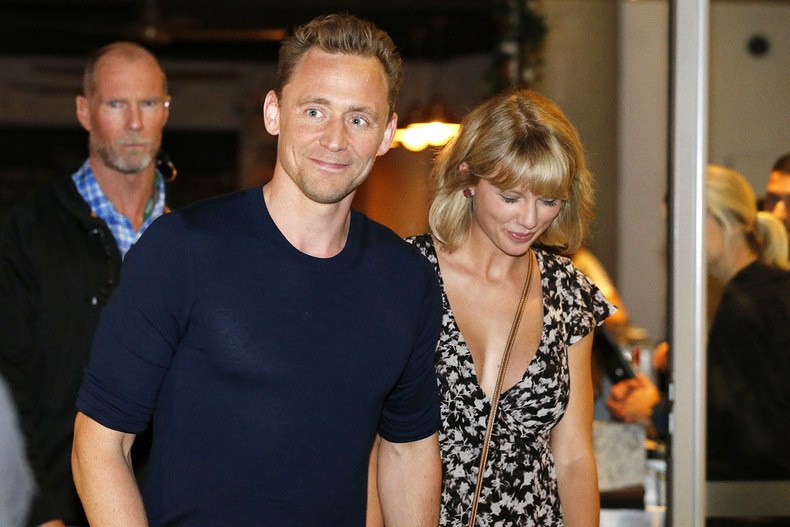 Ngôi sao 'Loki' Tom Hiddleston công khai bạn gái xinh đẹp - Ảnh 4